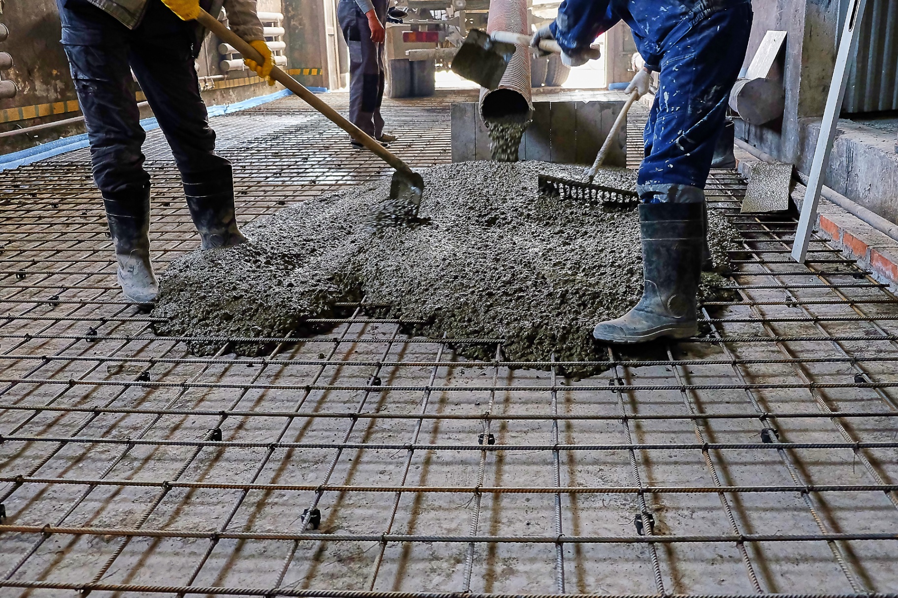 Aplicação de concreto sobre malha estrutural