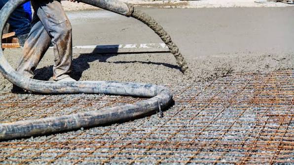 Bombeamento de concreto em obra